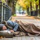 Persona durmiendo en la calle en una ciudad — informe de Arrels sobre esperanza de vida