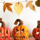 Calabazas talladas iluminadas con velas en una decoración de Halloween de otoño