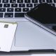 Tarjeta de crédito y teléfono inteligente en computadora portátil Concepto de compras en línea
