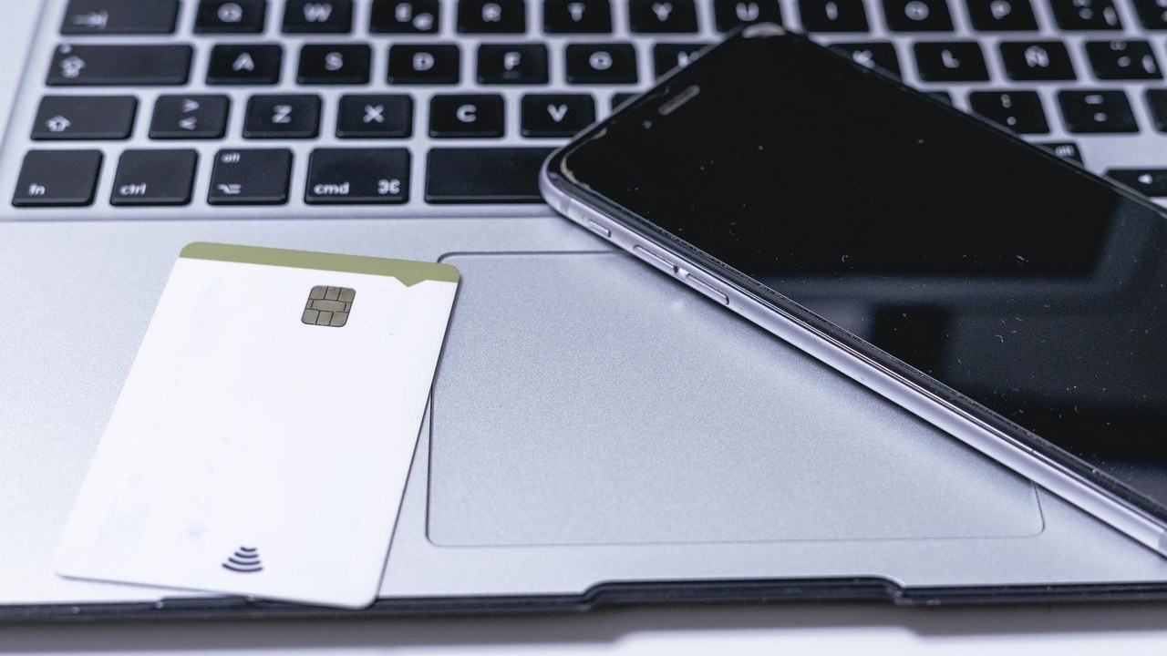 Tarjeta de crédito y teléfono inteligente en computadora portátil Concepto de compras en línea