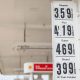 Surtidor de gasolina en una estación de servicio española con el precio del combustible en el marcador