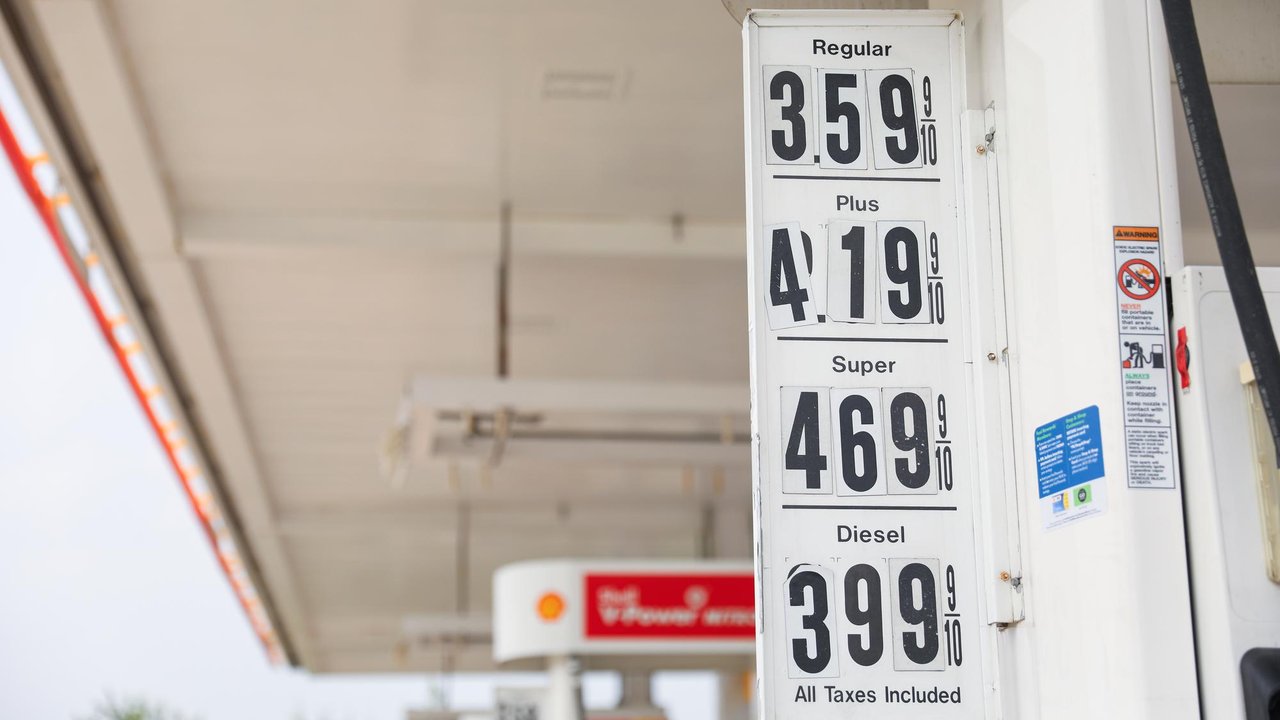 Surtidor de gasolina en una estación de servicio española con el precio del combustible en el marcador
