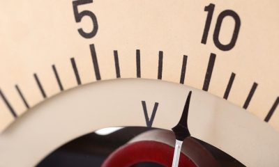 Voltímetros antiguos de cerca — ¿Por qué seguimos atrasando el reloj? Todas las claves del cambio de hora que nadie quiere