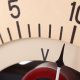 Voltímetros antiguos de cerca — ¿Por qué seguimos atrasando el reloj? Todas las claves del cambio de hora que nadie quiere
