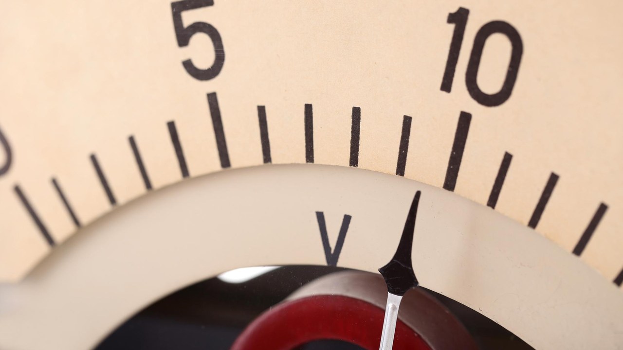 Voltímetros antiguos de cerca — ¿Por qué seguimos atrasando el reloj? Todas las claves del cambio de hora que nadie quiere