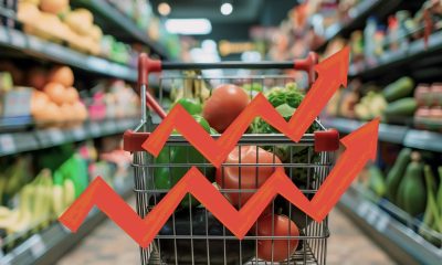 Carrito de compras lleno de verduras y frutas frescas en la — ¿Por qué los precios no dejan de subir mientras los salarios no acompañan?