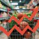 Carrito de compras lleno de verduras y frutas frescas en la — ¿Por qué los precios no dejan de subir mientras los salarios no acompañan?