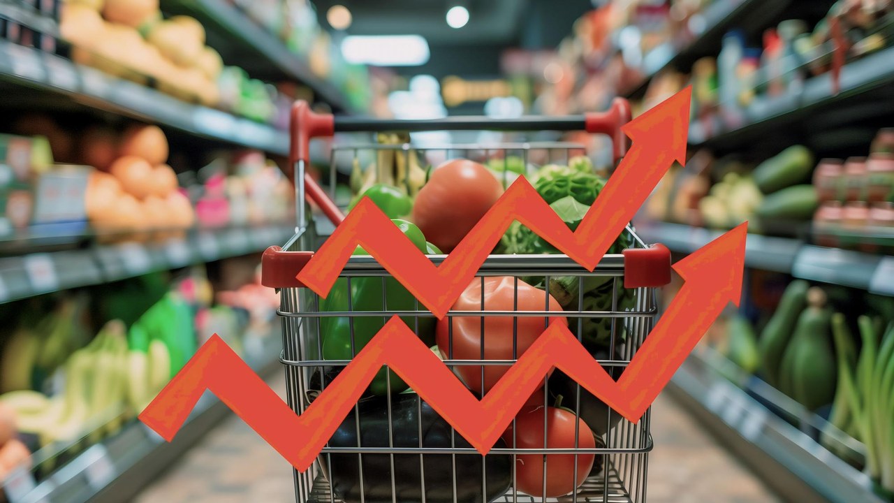 Carrito de compras lleno de verduras y frutas frescas en la — ¿Por qué los precios no dejan de subir mientras los salarios no acompañan?