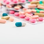 ¿Por qué tu médico te receta un antibiótico pero te pide esperar 72 horas para tomarlo?