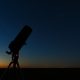 Telescopios Cherenkov del observatorio CTAO en el Roque de los Muchachos, La Palma, bajo el cielo estrellado