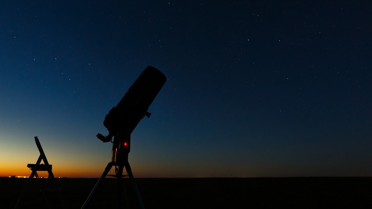 Telescopios Cherenkov del observatorio CTAO en el Roque de los Muchachos, La Palma, bajo el cielo estrellado