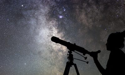 Observatorio astronómico bajo el cielo nocturno, como el Roque de los Muchachos en La Palma