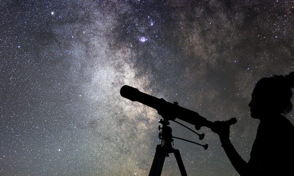 Observatorio astronómico bajo el cielo nocturno, como el Roque de los Muchachos en La Palma