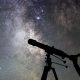 Observatorio astronómico bajo el cielo nocturno, como el Roque de los Muchachos en La Palma