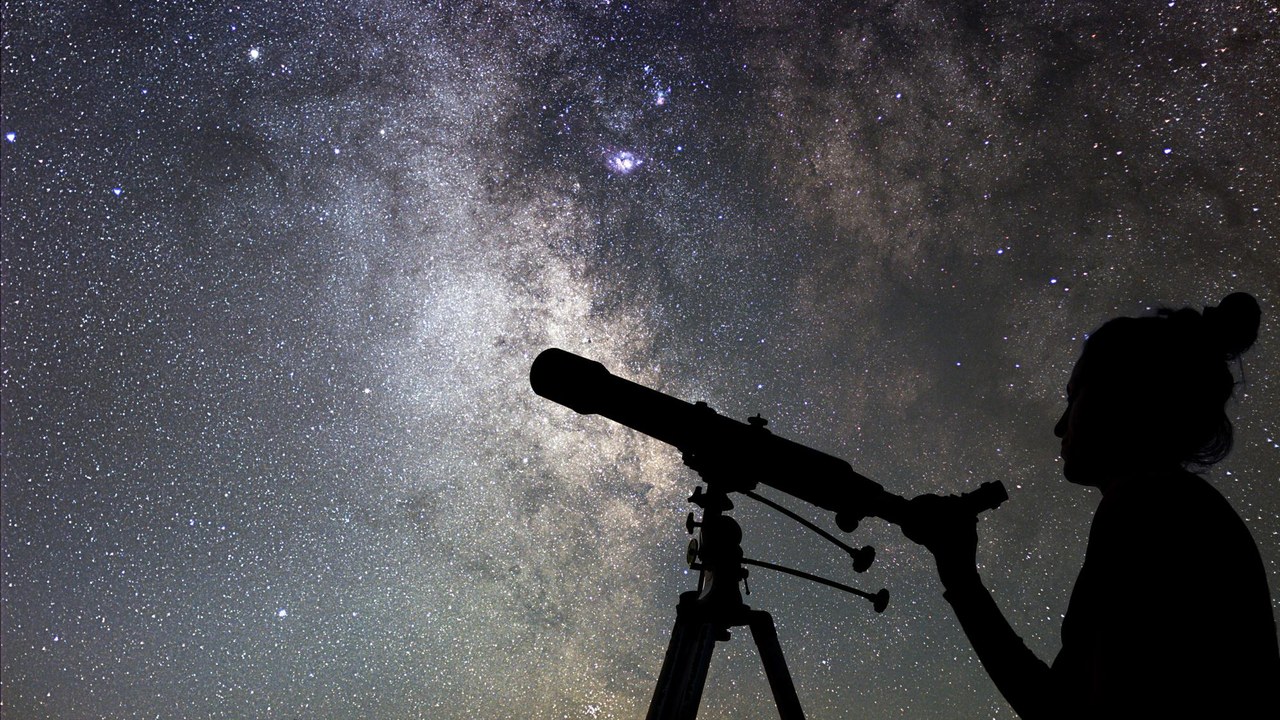 Observatorio astronómico bajo el cielo nocturno, como el Roque de los Muchachos en La Palma