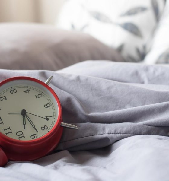 Despertador junto a la cama: el cambio de hora altera el reloj biológico y el sueño