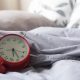 Despertador junto a la cama: el cambio de hora altera el reloj biológico y el sueño