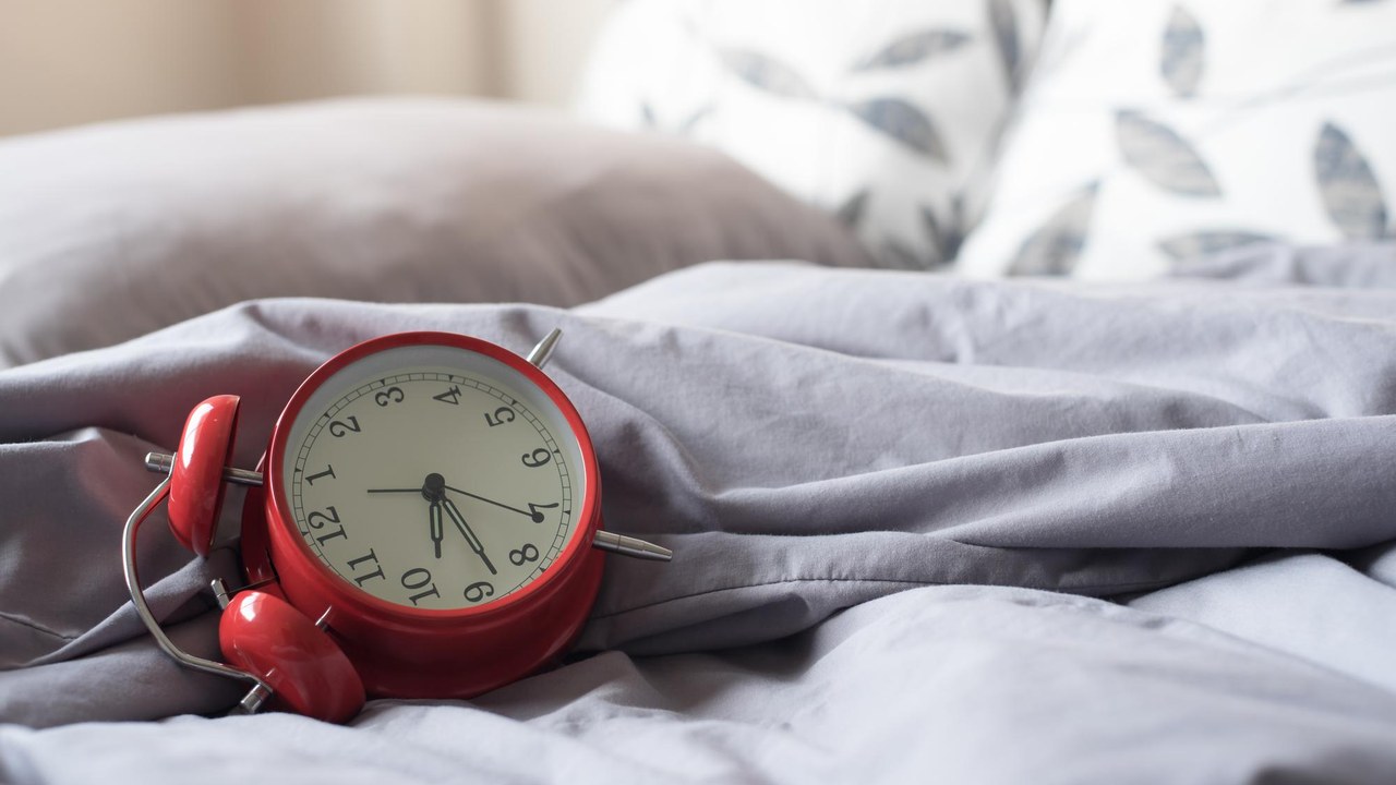 Despertador junto a la cama: el cambio de hora altera el reloj biológico y el sueño