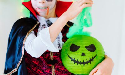 Niño disfrazado de vampiro en Halloween — fiesta de Halloween en España