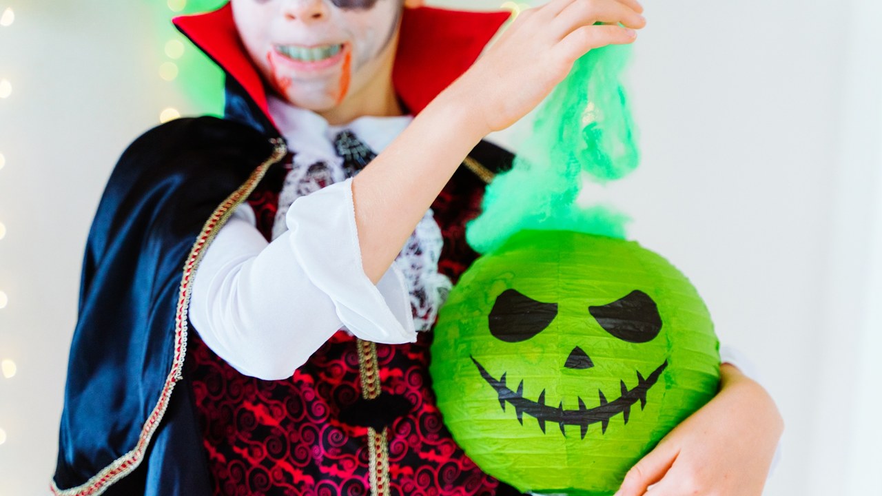 Niño disfrazado de vampiro en Halloween — fiesta de Halloween en España