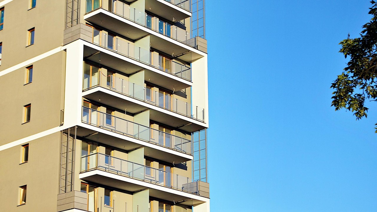 Bloque de viviendas moderno en España — precio de la vivienda